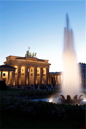 Porte de Brandebourg, éclairés, Pariser Platz, Unter Den Linden, Berlin, Allemagne, Europe Photographie de stock - Rights-Managed, Code: 841-03519074