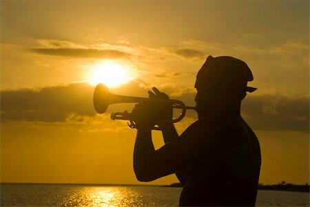 Trumpet player at sunset, Playa Ancon, Trinidad, Cuba, West Indies, Caribbean, Central America Foto de stock - Con derechos protegidos, Código: 841-03676834