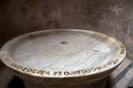 simsearch:841-03063374,k - Marble basin for cold water in the Calidarium, Forum Baths, Pompeii, UNESCO World Heritage Site Campania, Italy, Europe Foto de stock - Con derechos protegidos, Código: 841-03677541