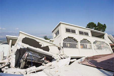 damaged - Damaged car and buildings, January 2010 earthquake, Montana Estate, Port au Prince, Haiti, West Indies, Caribbean, Central America Foto de stock - Con derechos protegidos, Código: 841-03672776