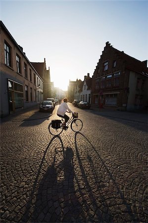 Sunset and shadow of a cyclist on cobbled street, old town, UNESCO World Heritage Site, Bruges, Flanders, Belgium, Europe Foto de stock - Con derechos protegidos, Código: 841-03673048