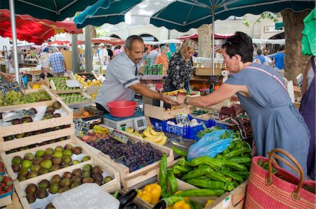 simsearch:841-07081180,k - Fruit and vegetables for sale at the market in Uzes, Provence, France, Europe Stock Photo - Rights-Managed, Code: 841-03867885