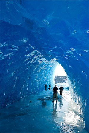 simsearch:854-02955238,k - Groupe de personnes à l'intérieur d'une grotte de glace d'iceberg congelé dans le lac Mendenhall, Juneau, sud-est de l'Alaska, hiver Photographie de stock - Rights-Managed, Code: 854-05974169