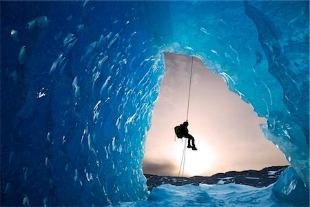 COMPOSITE : Vue depuis l'intérieur d'une grotte de glace d'iceberg congelé comme un grimpeur de glace du lac Mendenhall rappels descendre une corde, Juneau, sud-est de l'Alaska, hiver Photographie de stock - Rights-Managed, Code: 854-05974173