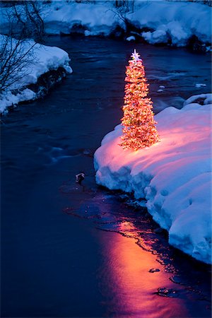 Lit Christmas tree on the bank of a stream during Winter in Southcentral Alaska Stock Photo - Rights-Managed, Code: 854-02955901