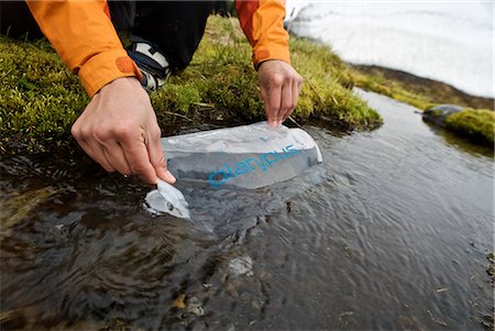 plombage - Femme remplit les bouteilles d'eau dans un flux de fonte de neige lors d'une randonnée en Aniakchak National Monument and Preserve dans le sud-ouest de l'Alaska Photographie de stock - Rights-Managed, Code: 854-02955918