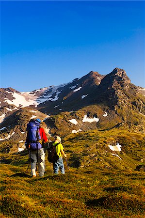 Un père et un fils randonnée près de Hatcher Pass dans les montagnes Talkeetna avec la crête de la montagne chauve dans le fond, le centre-sud de l'Alaska, l'été Photographie de stock - Rights-Managed, Code: 854-03361824