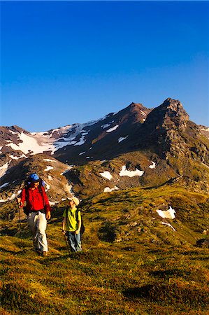 Un père et un fils randonnée près de Hatcher Pass dans les montagnes Talkeetna avec la crête de la montagne chauve dans le fond, le centre-sud de l'Alaska, l'été Photographie de stock - Rights-Managed, Code: 854-03361821