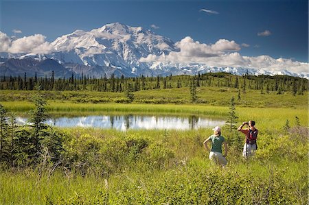Jeune couple Découvre Mt.McKinley et la chaîne de l'Alaska en été en Alaska Denali NP Photographie de stock - Rights-Managed, Code: 854-03538174