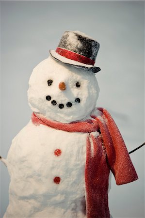 Snowman with red scarf and black top hat standing in front of snow covered Birch forest, winter Foto de stock - Con derechos protegidos, Código: 854-03539307