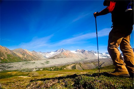 Male backpacker views Gulkana Glacier while hiking in the Alaska Range, Southcentral Alaska, Summer/n Foto de stock - Con derechos protegidos, Código: 854-03645931