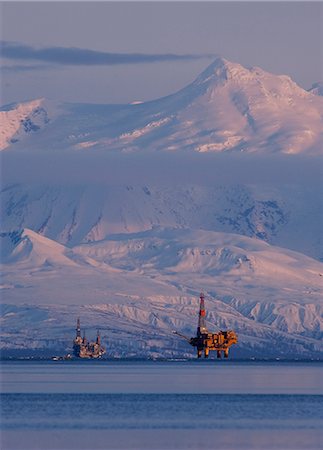Trois appareils de forage dans le golfe de Cook avec Mont Spurr Profile grande en arrière-plan au coucher du soleil, centre-sud de l'Alaska, hiver de forage Photographie de stock - Rights-Managed, Code: 854-03646325