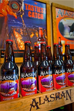 società - Close up of the gift shop beer display at the Alaskan Brewing Company in Juneau, Southeast Alaska, Summer Fotografie stock - Rights-Managed, Codice: 854-03646339