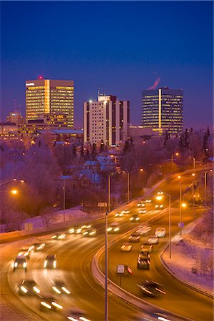 Vue Twilight de circulation sur le boulevard du Minnesota avec downtown Anchorage à l'arrière-plan, le centre-sud de l'Alaska, hiver/n Photographie de stock - Rights-Managed, Code: 854-03646378