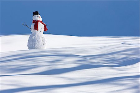 simsearch:854-02956132,k - Snowman with a red scarf and black top hat sitting next to a snow covered river bed, Southcentral Alaska, Winter Foto de stock - Con derechos protegidos, Código: 854-03646487