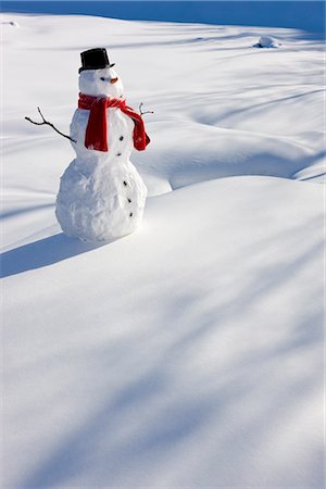 simsearch:854-02956132,k - Snowman with a red scarf and black top hat sitting next to a snow covered river bed, Southcentral Alaska, Winter Foto de stock - Con derechos protegidos, Código: 854-03646490
