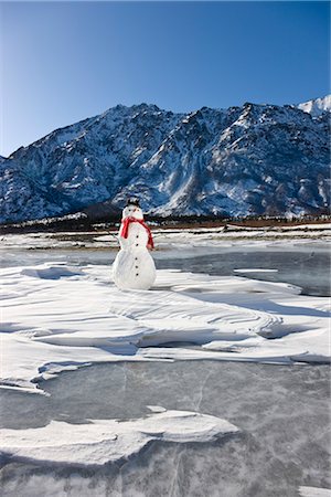 simsearch:854-02956132,k - Snowman with a red scarf and black top hat sitting on the frozen Nenana River with the Alaska Range foothills in the background, Southcentral Alaska, Winter Foto de stock - Con derechos protegidos, Código: 854-03646506