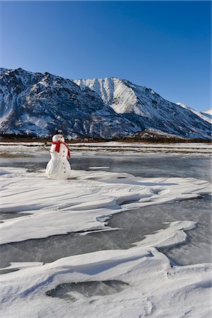 simsearch:854-02956132,k - Snowman with a red scarf and black top hat sitting on the frozen Nenana River with the Alaska Range foothills in the background, Southcentral Alaska, Winter Foto de stock - Con derechos protegidos, Código: 854-03646507