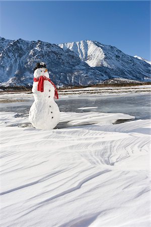 simsearch:854-02956132,k - Snowman with a red scarf and black top hat sitting on the frozen Nenana River with the Alaska Range foothills in the background, Southcentral Alaska, Winter Foto de stock - Con derechos protegidos, Código: 854-03646508