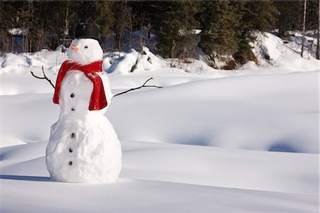simsearch:854-02956132,k - Snowman with a red scarf and black top hat sitting next to a snow covered river bed, Southcentral Alaska, Winter Foto de stock - Con derechos protegidos, Código: 854-03646501