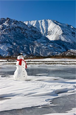 simsearch:854-02956132,k - Snowman with a red scarf and black top hat sitting on the frozen Nenana River with the Alaska Range foothills in the background, Southcentral Alaska, Winter Foto de stock - Con derechos protegidos, Código: 854-03646503