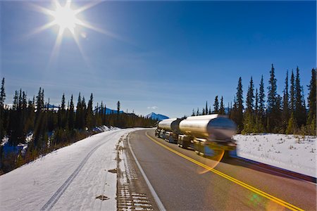 Semi-truck hauling tankers on the George Parks Highway close to the Denali National Park and Preserve entrance, Interior  Alaska, Winter Foto de stock - Con derechos protegidos, Código: 854-03739662