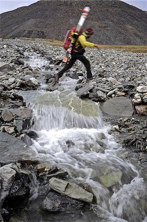 simsearch:632-05604251,k - Backpacker traverse un ruisseau dans la vallée du ruisseau Katak revenant de descente à ski du Mont Chamberlin, chaînon Brooks, ANWR, Arctique de l'Alaska, l'été Photographie de stock - Rights-Managed, Code: 854-03740070