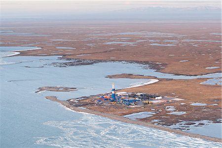 Aerial view of an oil well drilling platform on the tundra at the edge of the Beaufort Sea, Arctic Alaska, Summer Foto de stock - Con derechos protegidos, Código: 854-03740253