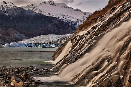 Scenic view of Nugget Falls with Mendenhall Glacier in the background near Juneau, Southeast Alaska, Spring Foto de stock - Con derechos protegidos, Código: 854-03845870