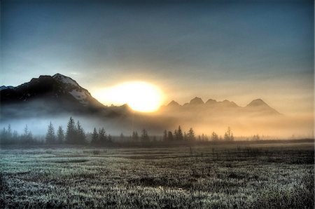 roads and sun - Morning fog hangs on the ground near the Copper River Highway as the sun rise over the Chugach Mountains, Chugach National Forest, Southcentral Alaska, Spring. HDR Foto de stock - Con derechos protegidos, Código: 854-03846108