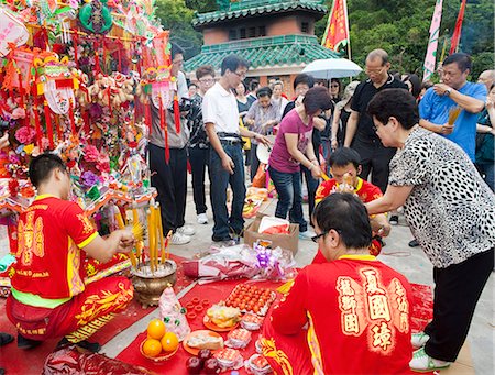 simsearch:855-06313357,k - Worshippers worshipping at the Tin Hau temple during the Tin Hau festival, Joss House Bay, Hong Kong Stock Photo - Rights-Managed, Code: 855-06022494