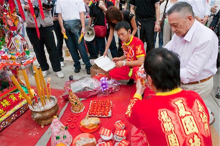 simsearch:855-06313357,k - Worshippers worshipping at the Tin Hau temple during the Tin Hau festival, Joss House Bay, Hong Kong Stock Photo - Rights-Managed, Code: 855-06022490