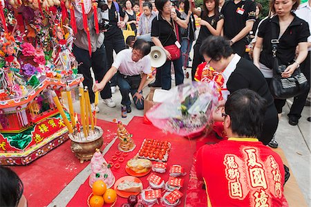 simsearch:855-06313357,k - Worshippers worshipping at the Tin Hau temple during the Tin Hau festival, Joss House Bay, Hong Kong Stock Photo - Rights-Managed, Code: 855-06022492