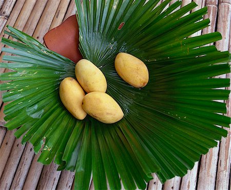 simsearch:855-02987109,k - Four ripe mangoes in a leaf, Pacific Secret Island, Davao city Foto de stock - Con derechos protegidos, Código: 855-02987117