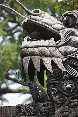 Tête de dragon et de la grenouille, partie du décor de toit au jardin Yu, Shanghai, Chine Photographie de stock - Rights-Managed, Code: 855-03024849