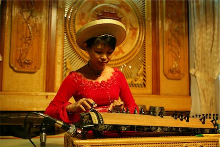 simsearch:855-03021954,k - A guzheng player on show at Rex Hotel,Ho Chi Minh City,Vietnam Stock Photo - Rights-Managed, Code: 855-03021954