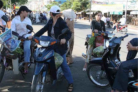 simsearch:855-03021954,k - Women on motorcycle at the market,Vung Tau,Vietnam Stock Photo - Rights-Managed, Code: 855-03022184
