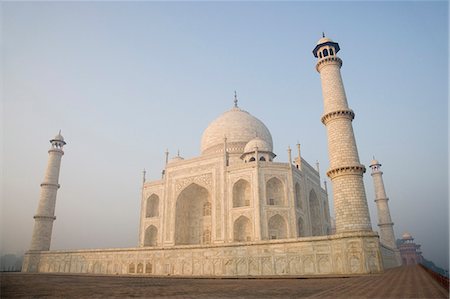 simsearch:857-03193051,k - Low angle view of a mausoleum, Taj Mahal, Agra, Uttar Pradesh, India Stock Photo - Rights-Managed, Code: 857-03193034