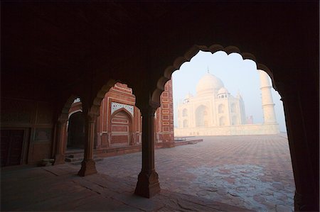 simsearch:857-03193051,k - Mausoleum viewed through an arch, Taj Mahal, Agra, Uttar Pradesh, India Stock Photo - Rights-Managed, Code: 857-03193035
