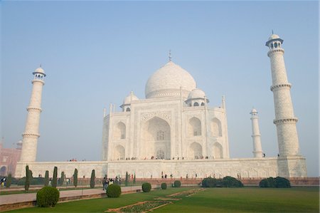 simsearch:857-03193051,k - Low angle view of a mausoleum, Taj Mahal, Agra, Uttar Pradesh, India Stock Photo - Rights-Managed, Code: 857-03193036