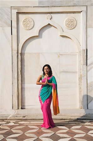 simsearch:857-03193051,k - Woman greeting in front of a mausoleum, Taj Mahal, Agra, Uttar Pradesh, India Stock Photo - Rights-Managed, Code: 857-03193055