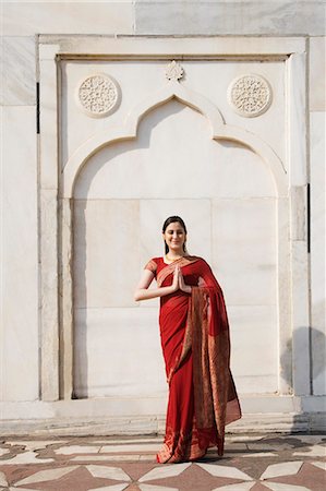 simsearch:857-03193051,k - Woman greeting in front of a mausoleum, Taj Mahal, Agra, Uttar Pradesh, India Stock Photo - Rights-Managed, Code: 857-03193057