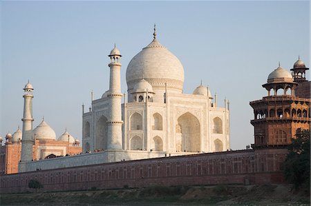 simsearch:857-03193051,k - Low angle view of a mausoleum and a mosque, Taj Mahal, Agra, Uttar Pradesh, India Stock Photo - Rights-Managed, Code: 857-03193080