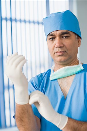 surgical gown - Portrait d'un chirurgien, porter des gants chirurgicaux, Gurgaon, Haryana, Inde Photographie de stock - Rights-Managed, Code: 857-03554155