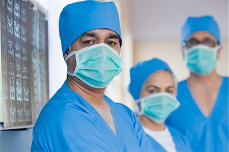 radiographs - Portrait of a surgeon with his colleagues, Gurgaon, Haryana, India Stock Photo - Rights-Managed, Code: 857-03554156