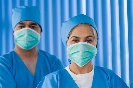 surgical gown - Portrait de chirurgiens portant des masques chirurgicaux, Gurgaon, Haryana, Inde Photographie de stock - Rights-Managed, Code: 857-03554158