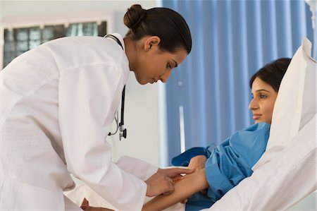 Female doctor injecting medicine to a patient, Gurgaon, Haryana, India Foto de stock - Con derechos protegidos, Código: 857-03554264