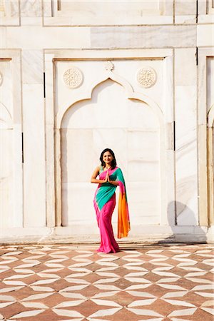 simsearch:841-07600089,k - Woman making a greeting gesture in front of a mausoleum, Taj Mahal, Agra, Uttar Pradesh, India Foto de stock - Con derechos protegidos, Código: 857-03553676