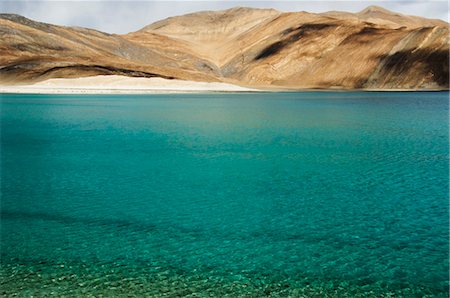 Lac avec les montagnes en arrière-plan, le lac Pangong Tso, Jammu and Kashmir, Ladakh, Inde Photographie de stock - Rights-Managed, Code: 857-03553744