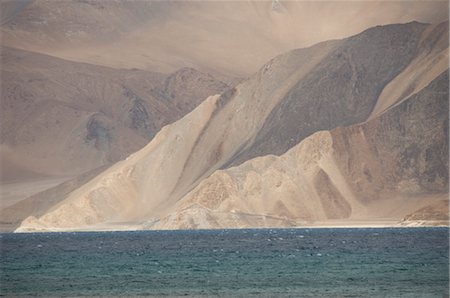 Lac avec les montagnes en arrière-plan, le lac Pangong Tso, Jammu and Kashmir, Ladakh, Inde Photographie de stock - Rights-Managed, Code: 857-03553754